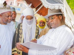 VISITE DU ROI DE KANO NIGERIA AU PRESIDENT BAYE CISS DURANT LES TRAVAUX DE CONSTRUCTION DE L'ESPLANADE DE MEDINA BAYE